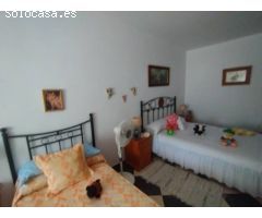 Amplia Casa de Dos Plantas con Piscina en Venta en la Pintoresca Canillas de