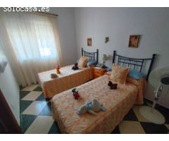 Amplia Casa de Dos Plantas con Piscina en Venta en la Pintoresca Canillas de