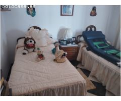 Amplia Casa de Dos Plantas con Piscina en Venta en la Pintoresca Canillas de