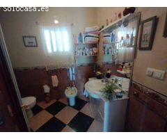 Amplia Casa de Dos Plantas con Piscina en Venta en la Pintoresca Canillas de