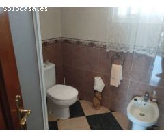 Amplia Casa de Dos Plantas con Piscina en Venta en la Pintoresca Canillas de