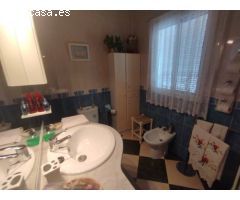 Amplia Casa de Dos Plantas con Piscina en Venta en la Pintoresca Canillas de