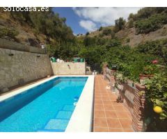Amplia Casa de Dos Plantas con Piscina en Venta en la Pintoresca Canillas de