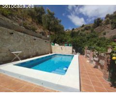 Amplia Casa de Dos Plantas con Piscina en Venta en la Pintoresca Canillas de