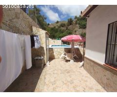 Amplia Casa de Dos Plantas con Piscina en Venta en la Pintoresca Canillas de