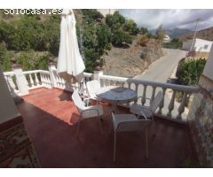 Amplia Casa de Dos Plantas con Piscina en Venta en la Pintoresca Canillas de