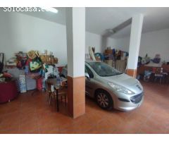 Amplia Casa de Dos Plantas con Piscina en Venta en la Pintoresca Canillas de