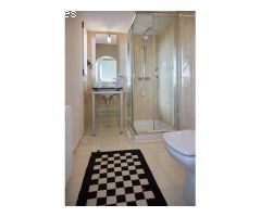 Habitación amplia con baño en suite y vistas al mar
