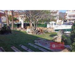 Casa al canal cantonera de una sola planta.