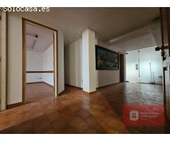 A 50 metros de la playa. 2 locales con posibilidad de convertir en vivienda.