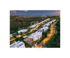 Sofisticada villa de estilo ibicenco en prestigiosa Finca Cortesín, Casares