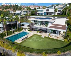 Impresionante Villa Moderna con Vistas Panorámicas al Mar en una Comunidad