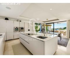 Villa Moderna con Impresionantes Vistas Panorámicas en el Valle del Golf de