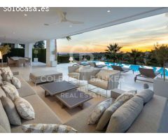 Villa Moderna con Impresionantes Vistas Panorámicas en el Valle del Golf de