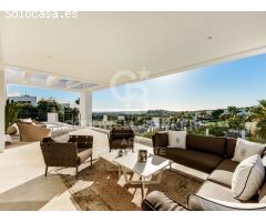 Villa Moderna con Impresionantes Vistas Panorámicas en el Valle del Golf de