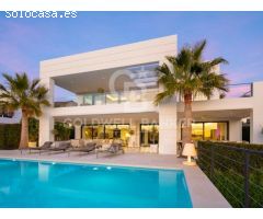 Villa Moderna con Impresionantes Vistas Panorámicas en el Valle del Golf de