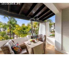 Elegante Apartamento con Jardín en el Icónico Resort Puente Romano, Marbella
