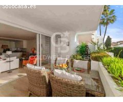 Elegante Apartamento con Jardín en el Icónico Resort Puente Romano, Marbella