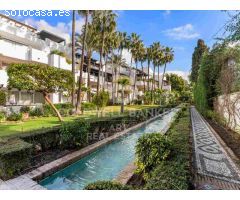 Elegante Apartamento con Jardín en el Icónico Resort Puente Romano, Marbella
