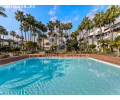 Elegante Apartamento con Jardín en el Icónico Resort Puente Romano, Marbella