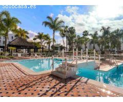 Elegante Apartamento con Jardín en el Icónico Resort Puente Romano, Marbella