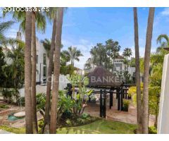 Elegante Apartamento con Jardín en el Icónico Resort Puente Romano, Marbella