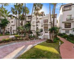 Elegante Apartamento con Jardín en el Icónico Resort Puente Romano, Marbella
