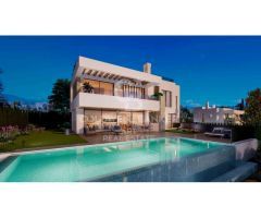 Villas de lujo de 3 y 4 dormitorios con piscina privada en Atalaya, Estepona
