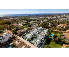 Villas de lujo de 3 y 4 dormitorios con piscina privada en Atalaya, Estepona