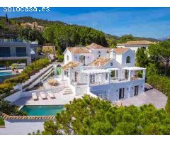 Villa de Lujo Elegante con Espectaculares Vistas al Mar en El Madroñal,