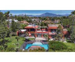 Exclusiva Villa de Estilo Balinés a Pocos Metros del Mar en Guadalmina Baja /