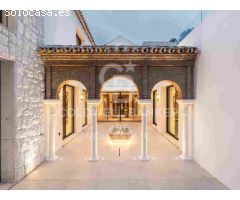Villa elegante que Fusiona Tradición y Modernidad en Las Brisas, Nueva Andalucía