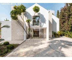 Villa elegante que Fusiona Tradición y Modernidad en Las Brisas, Nueva Andalucía