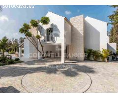 Villa elegante que Fusiona Tradición y Modernidad en Las Brisas, Nueva Andalucía