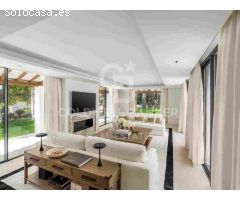 Villa elegante que Fusiona Tradición y Modernidad en Las Brisas, Nueva Andalucía