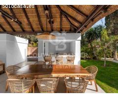 Villa elegante que Fusiona Tradición y Modernidad en Las Brisas, Nueva Andalucía