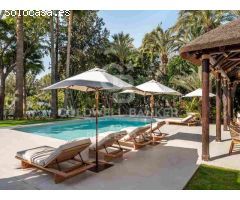 Villa elegante que Fusiona Tradición y Modernidad en Las Brisas, Nueva Andalucía