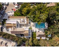 Villa elegante que Fusiona Tradición y Modernidad en Las Brisas, Nueva Andalucía