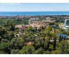Parcela elevada con proyecto de villa contemporánea con licencia en Marbella