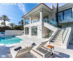 Villa moderna de estilo andaluz con vistas al mar en Marbesa, Marbella