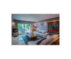 Apartamento elegante con jardín y terraza en Lomas del Marbella Club, Marbella
