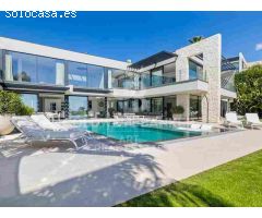 Elegante villa contemporánea en primera línea de golf con vistas al mar en La
