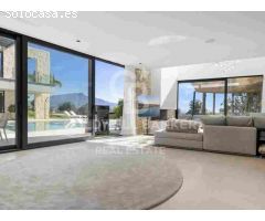 Elegante villa contemporánea en primera línea de golf con vistas al mar en La