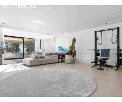 Elegante villa contemporánea en primera línea de golf con vistas al mar en La