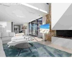 Elegante villa contemporánea en primera línea de golf con vistas al mar en La
