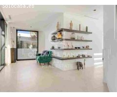 Elegante villa contemporánea en primera línea de golf con vistas al mar en La