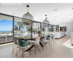 Elegante villa contemporánea en primera línea de golf con vistas al mar en La