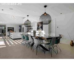 Elegante villa contemporánea en primera línea de golf con vistas al mar en La