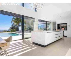 Elegante villa contemporánea en primera línea de golf con vistas al mar en La