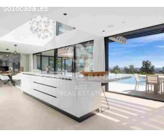Elegante villa contemporánea en primera línea de golf con vistas al mar en La